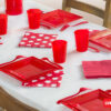 Mesa decorada con set cubiertos cotillón color rojo
