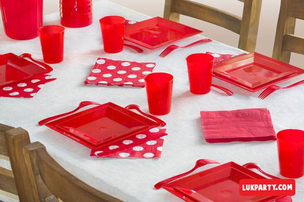 Mesa decorada con set cubiertos cotillón color rojo