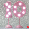 Número 10 gigante color rosa con luces
