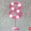 Número 8 gigante color rosa con luces